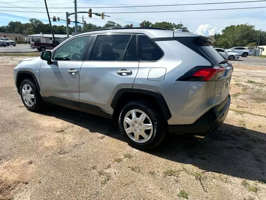 2021 Toyota RAV4 LE photo 1