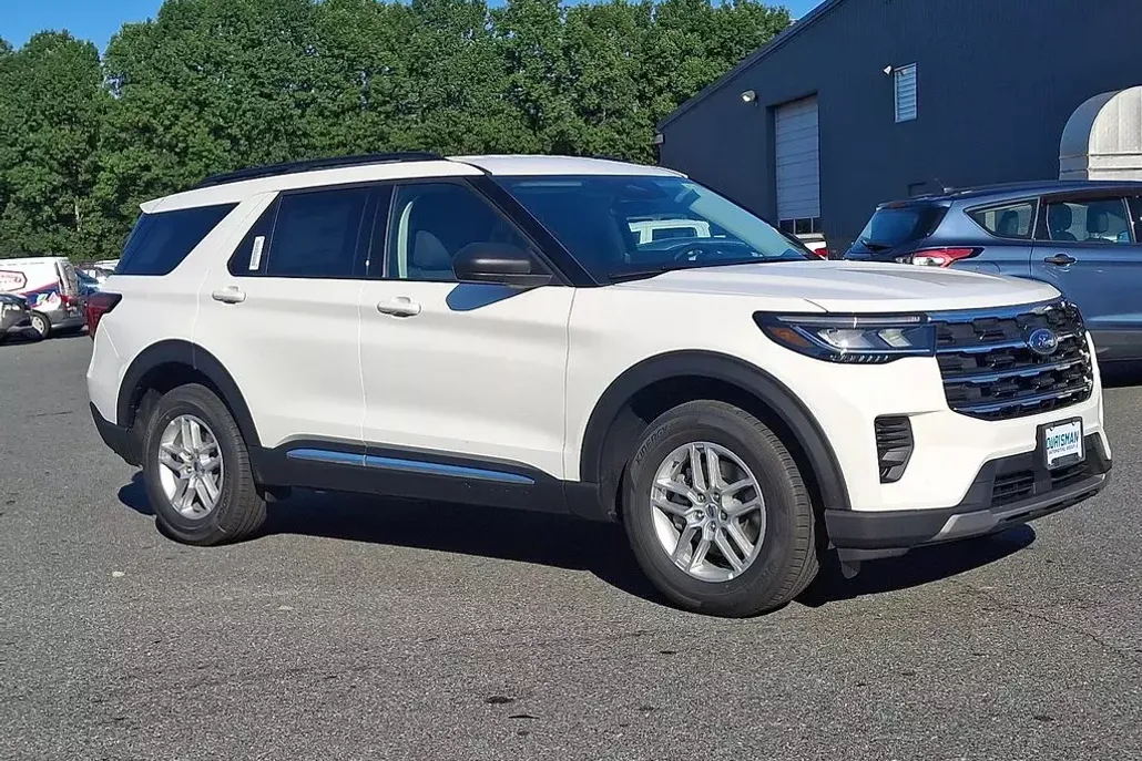 2025 Ford Explorer photo 1
