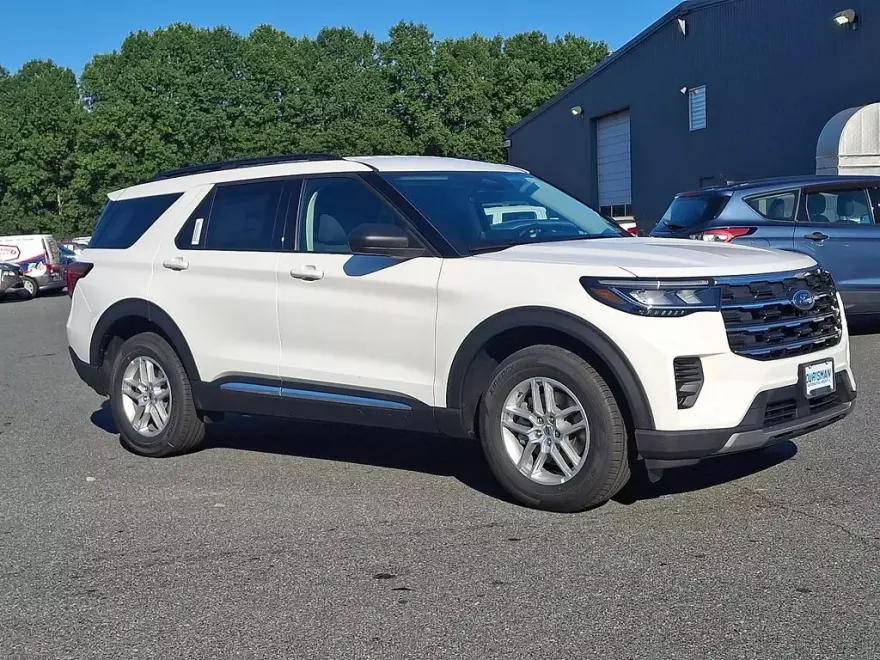 2025 Ford Explorer photo 1