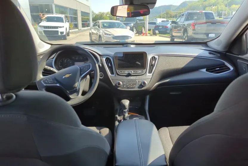 2024 Chevrolet Malibu 1LT photo 1