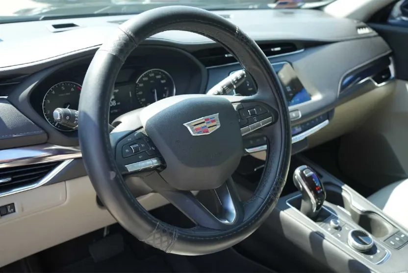 2022 Cadillac XT4 Luxury photo 1