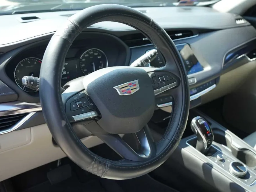 2022 Cadillac XT4 Luxury photo 1