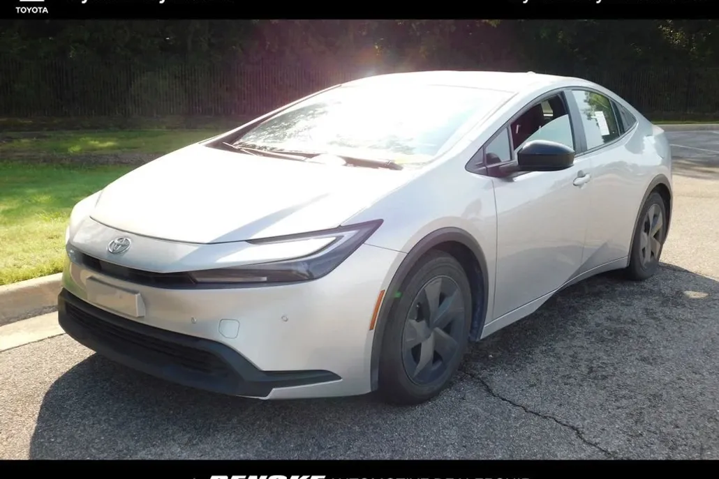 2024 Toyota Prius LE photo 1