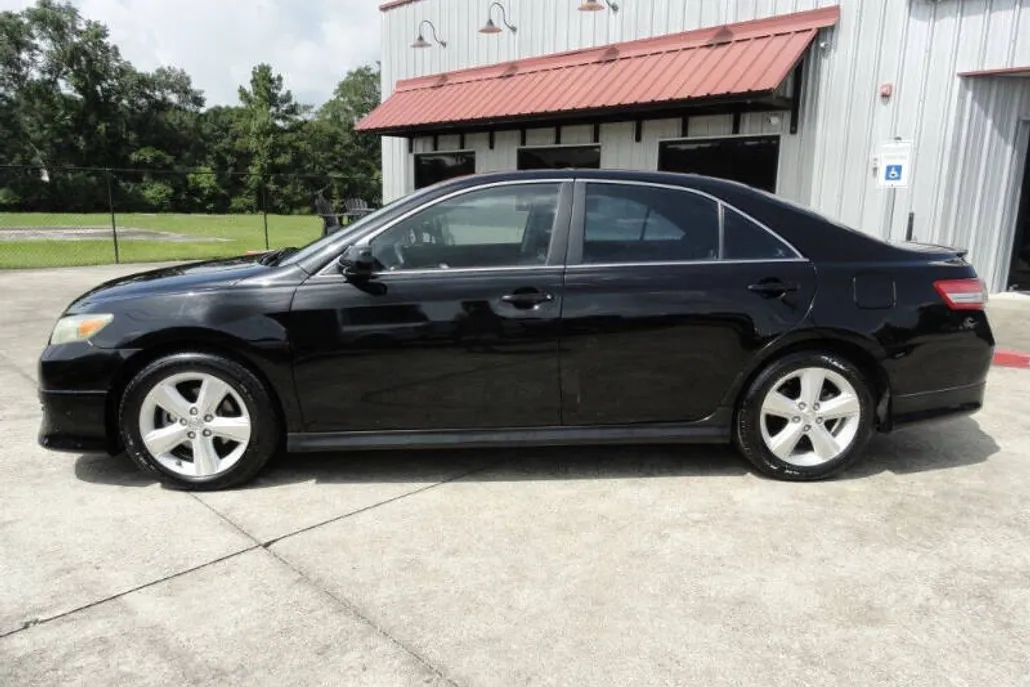 2010 Toyota Camry SE photo 1