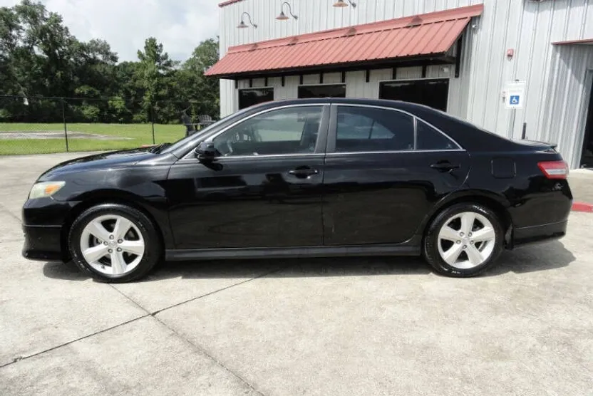2010 Toyota Camry SE photo 1