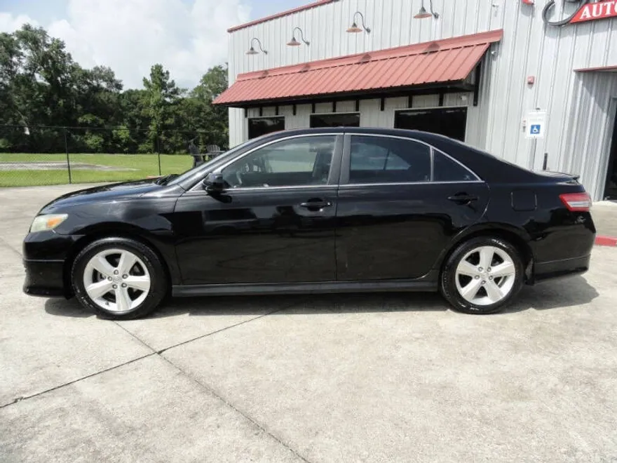 2010 Toyota Camry SE photo 1