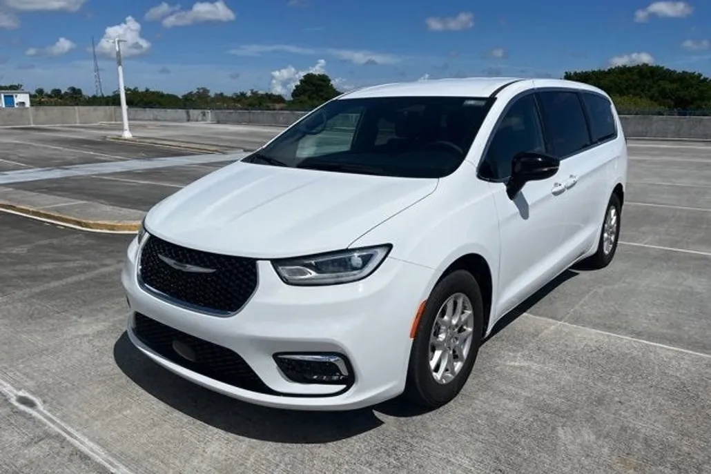 2024 Chrysler Pacifica Touring photo 1
