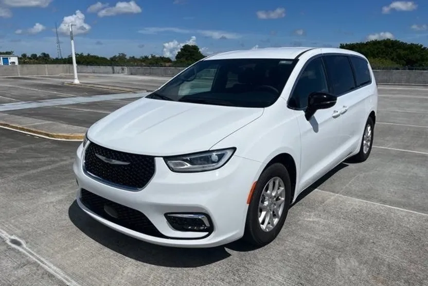 2024 Chrysler Pacifica Touring photo 1