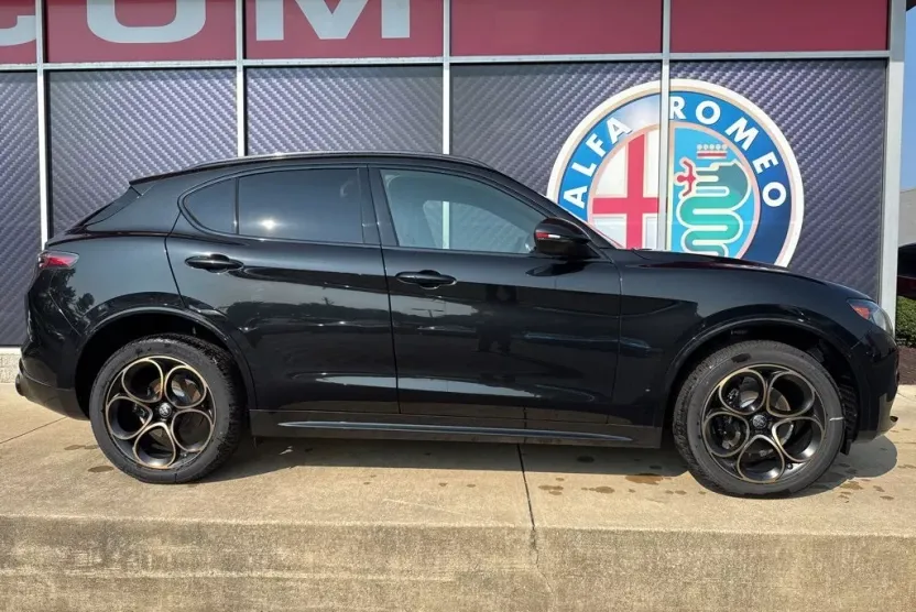 2025 Alfa Romeo Stelvio Sprint Base photo 1