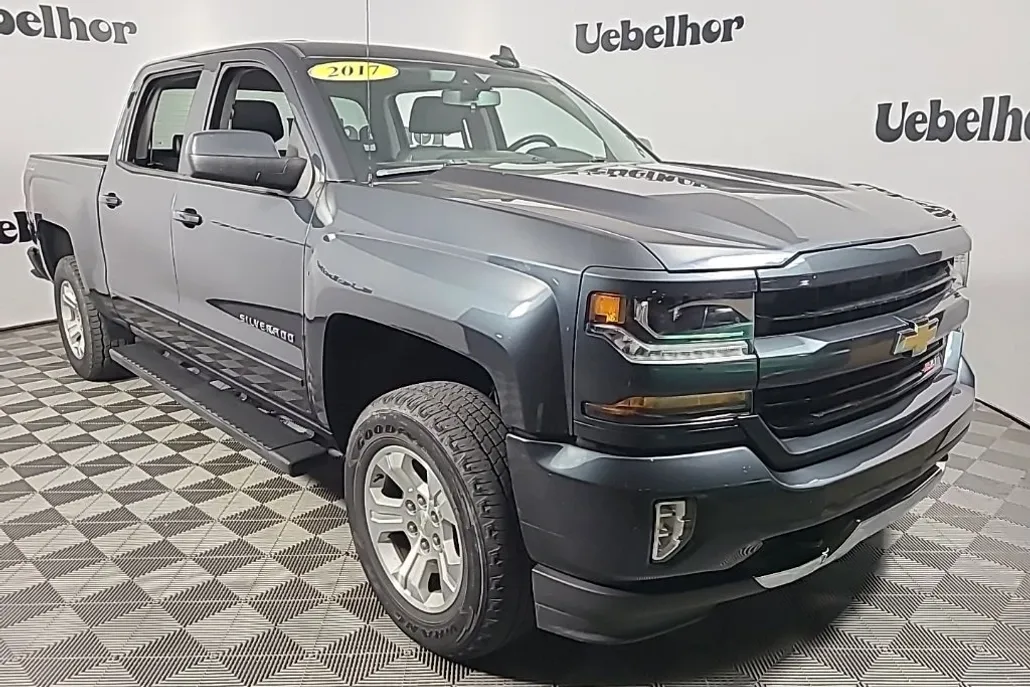 2017 Chevrolet Silverado 1500 LT photo 1