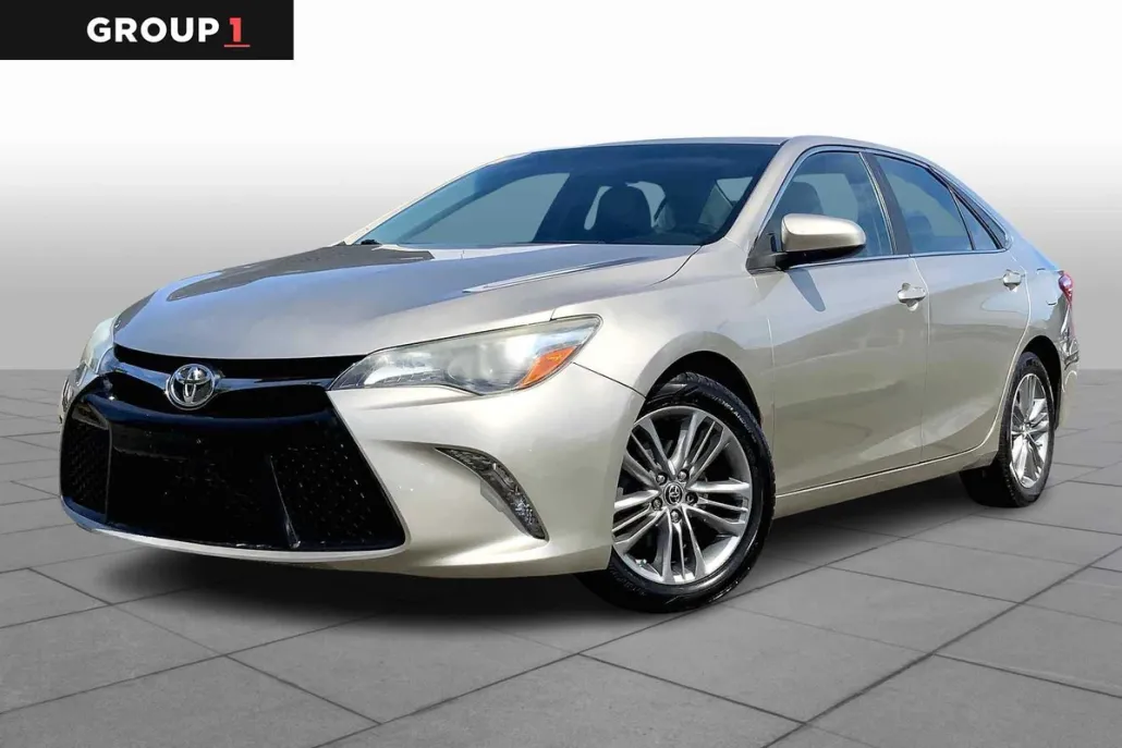 2015 Toyota Camry SE photo 1