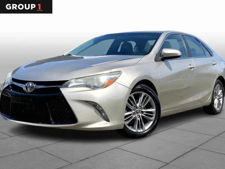 2015 Toyota Camry SE photo 1