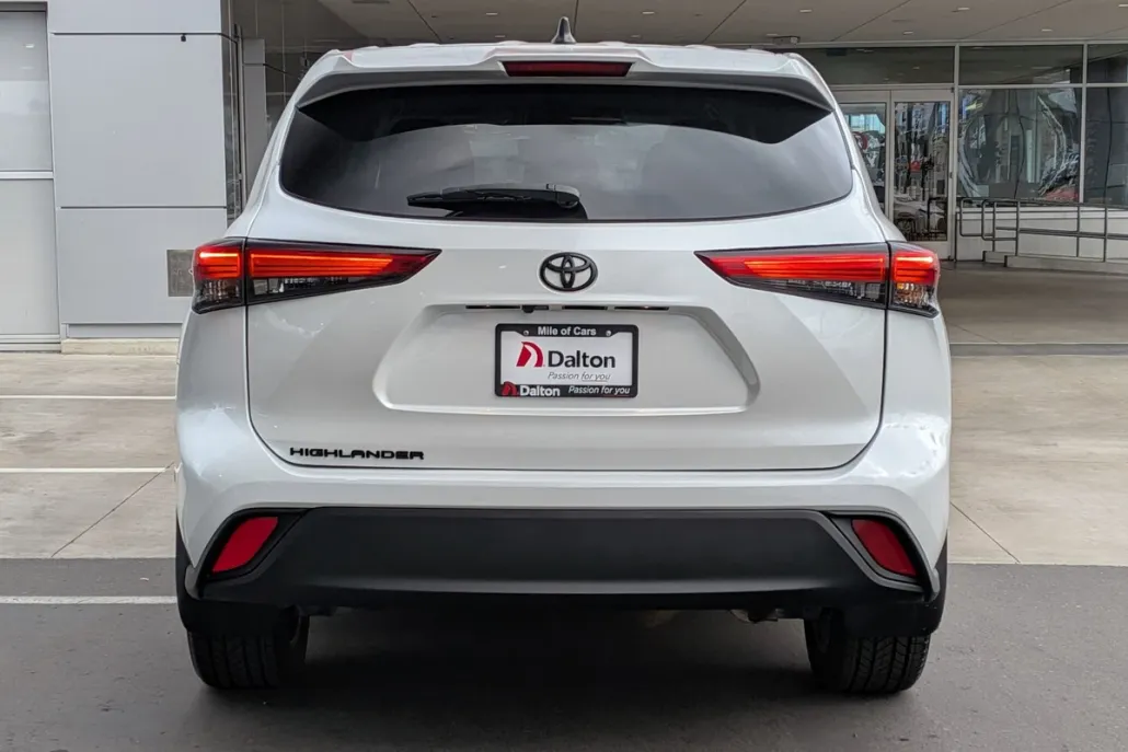2022 Toyota Highlander L photo 1