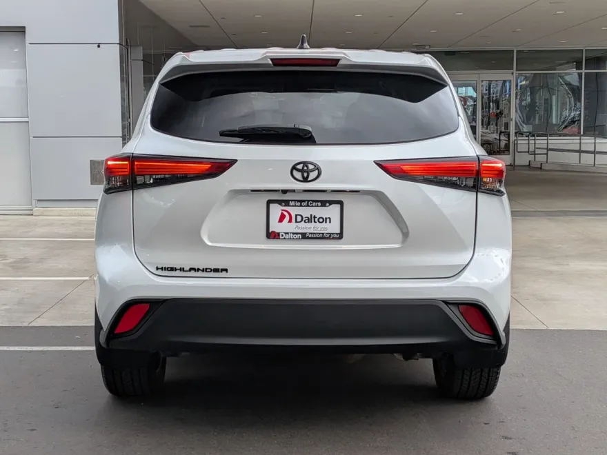2022 Toyota Highlander L photo 1