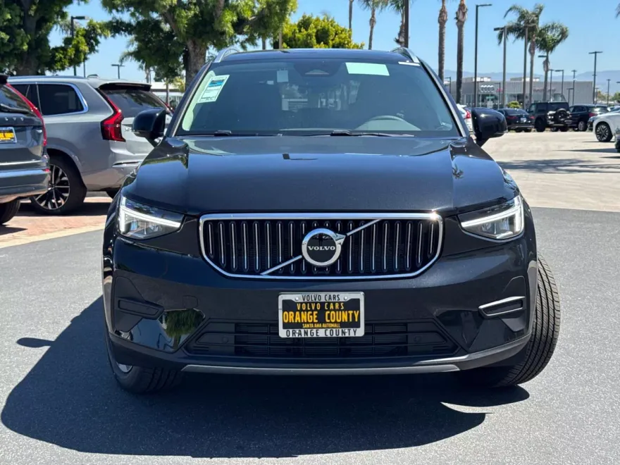 2025 Volvo XC40 Core photo 2