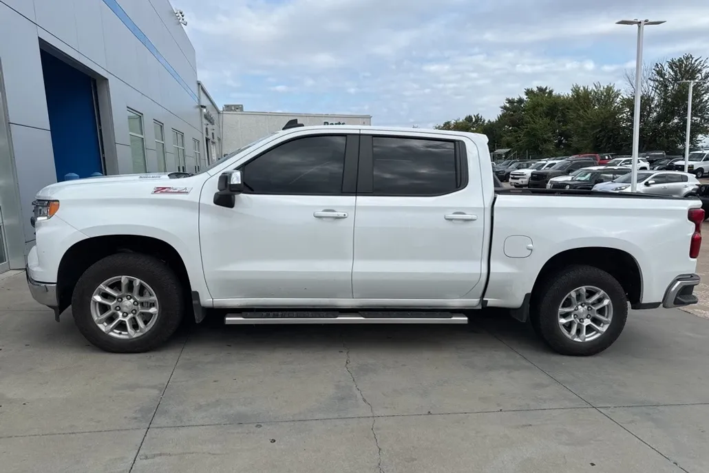 2024 Chevrolet Silverado 1500 LT1 photo 1