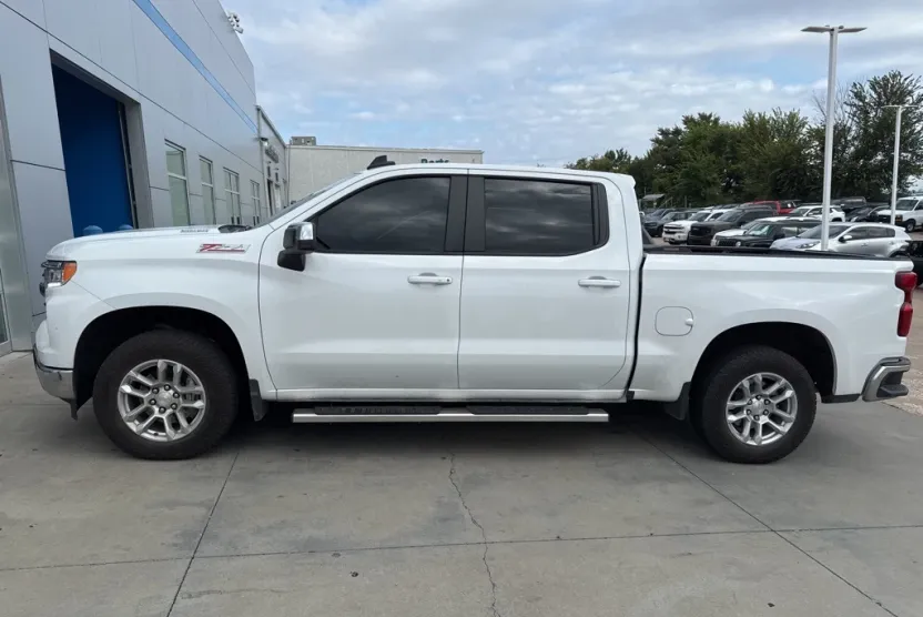 2024 Chevrolet Silverado 1500 LT1 photo 1