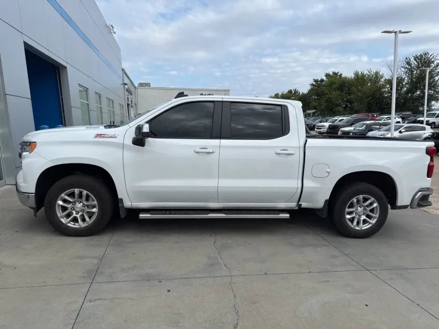 2024 Chevrolet Silverado 1500 LT1 photo 1