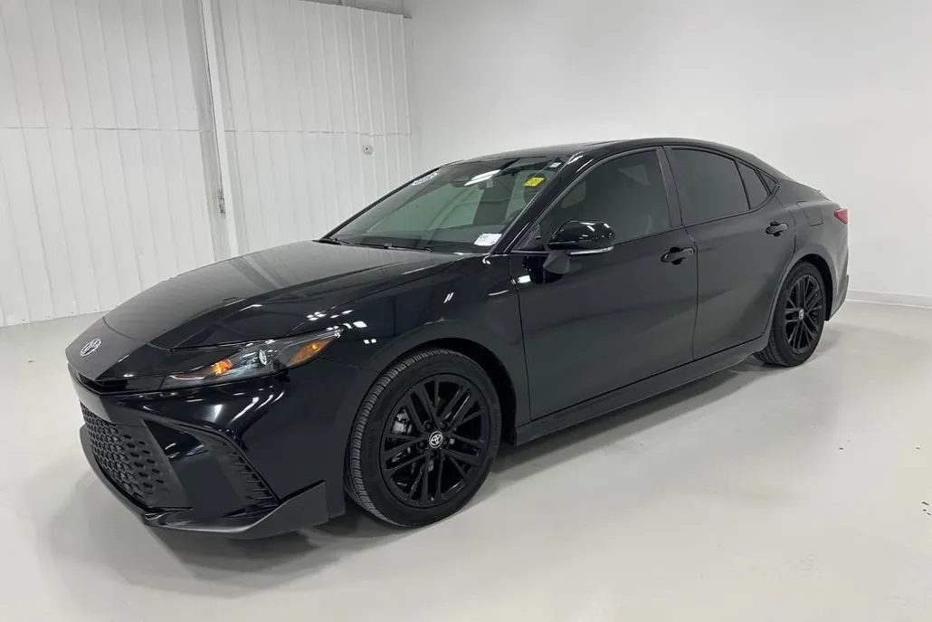 2025 Toyota Camry SE Hybrid photo 1