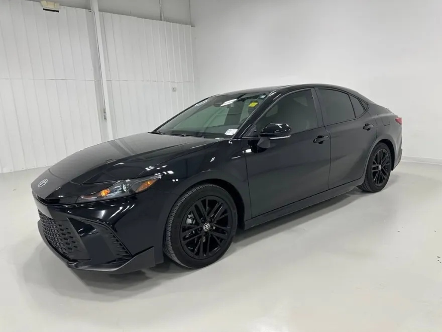 2025 Toyota Camry SE Hybrid photo 1