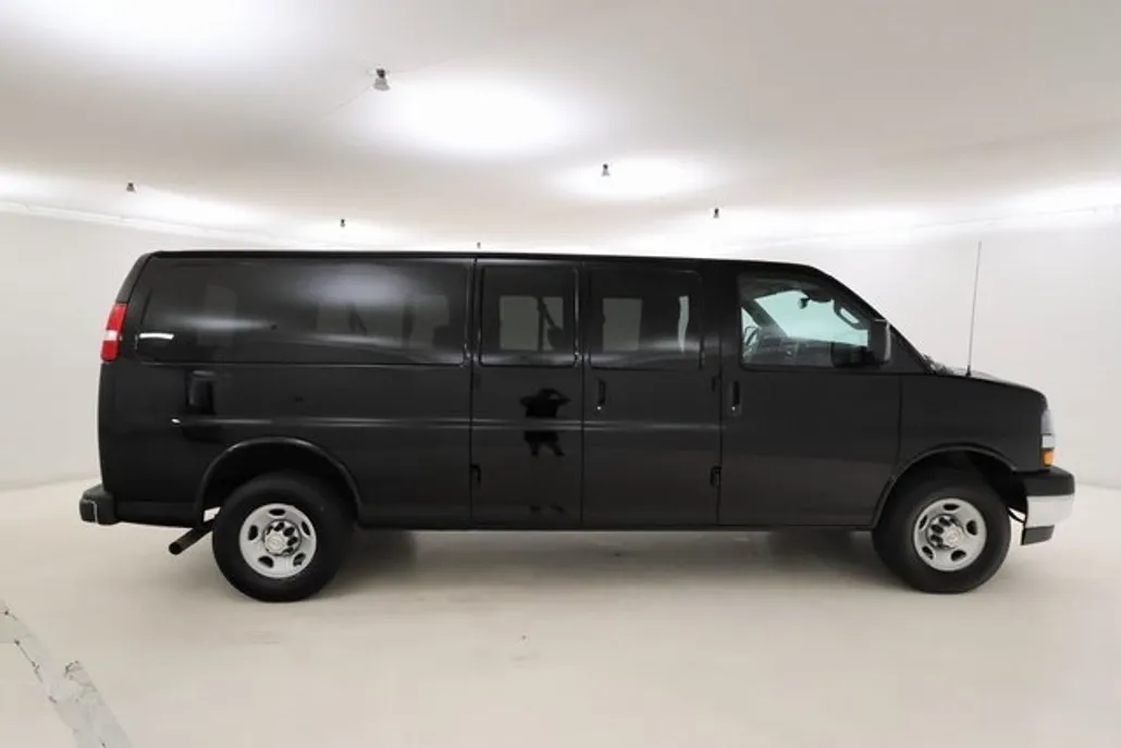 2021 Chevrolet Express Passenger 3500 photo 1
