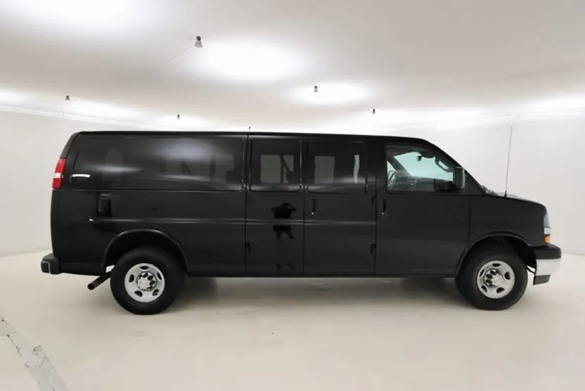 2021 Chevrolet Express Passenger 3500 photo 1