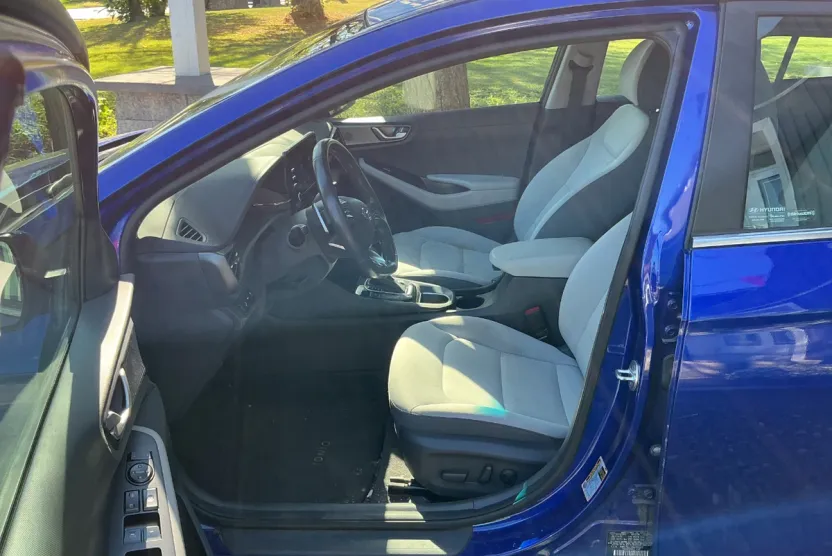 2022 Hyundai Ioniq SE photo 1