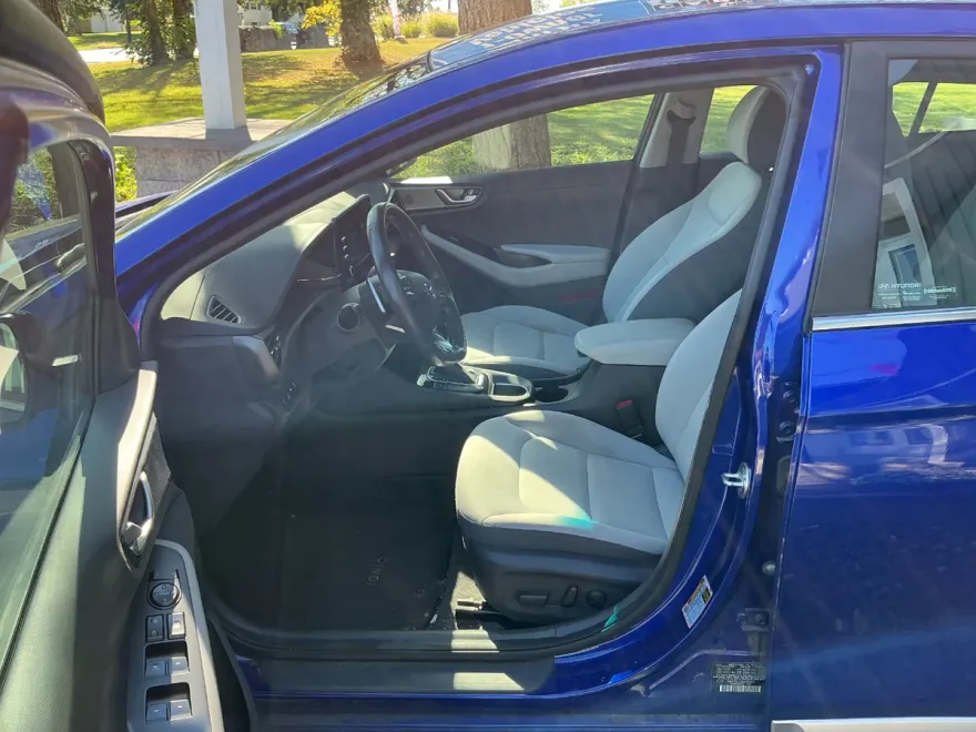 2022 Hyundai Ioniq SE photo 1