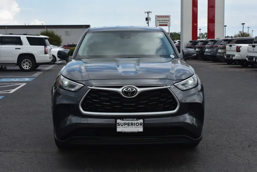 2023 Toyota Highlander L photo 1