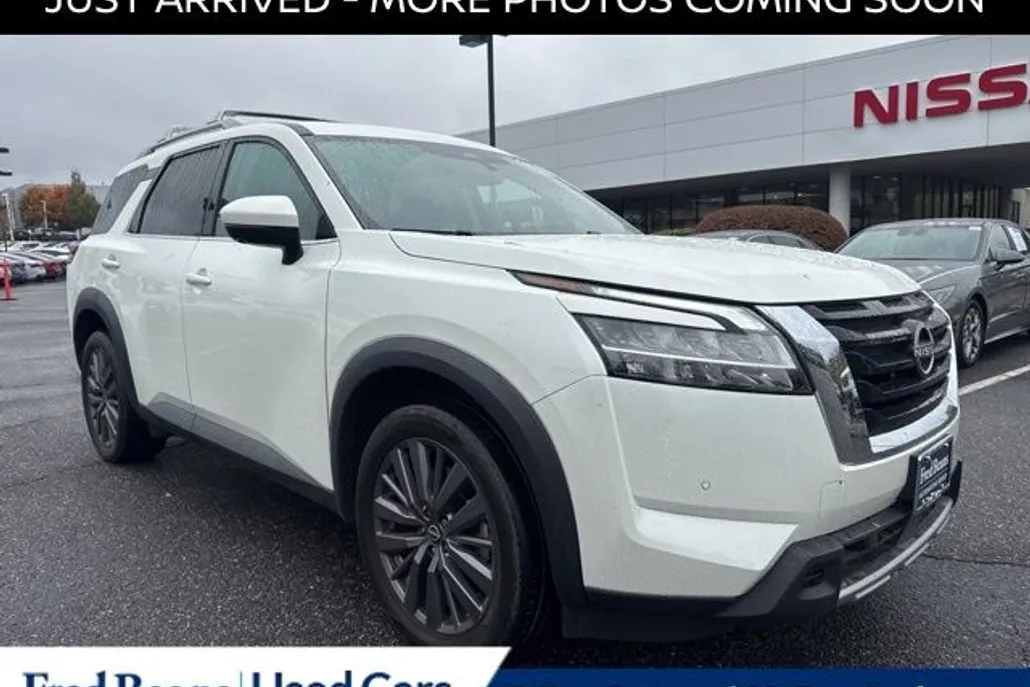 2023 Nissan Pathfinder SL photo 1