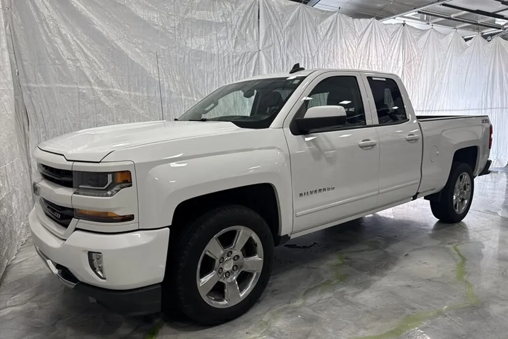 2017 Chevrolet Silverado LT photo 1