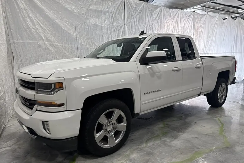 2017 Chevrolet Silverado LT photo 1