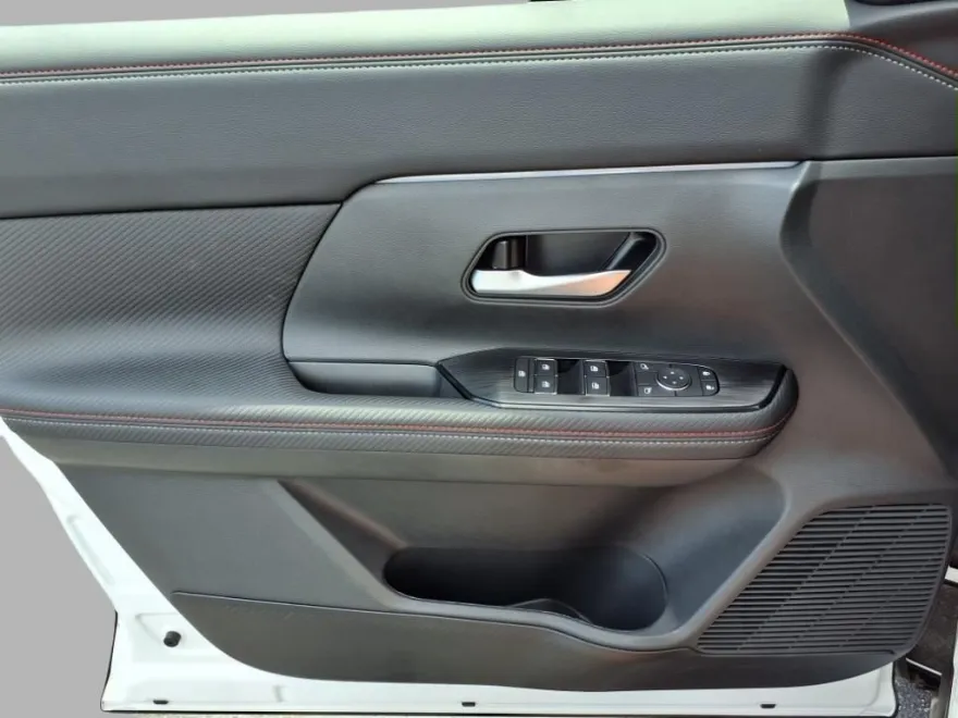2025 Nissan Kicks SR photo 1