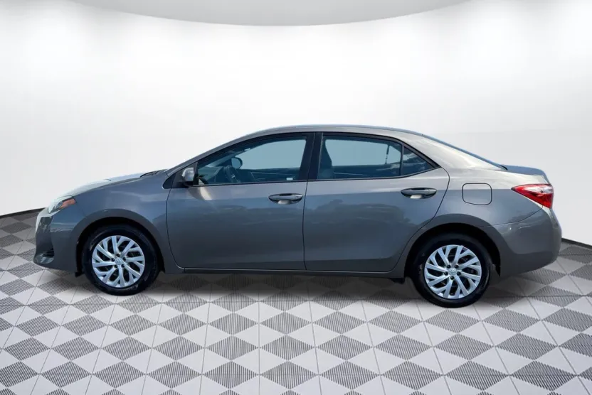 2018 Toyota Corolla LE photo 1