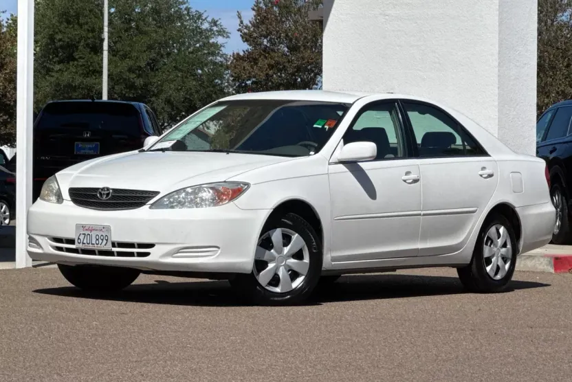 2004 Toyota Camry LE photo 1