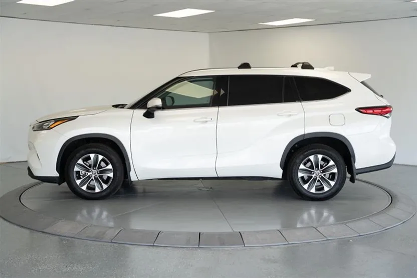 2020 Toyota Highlander XLE photo 1