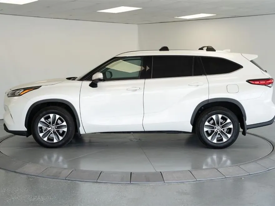 2020 Toyota Highlander XLE photo 1