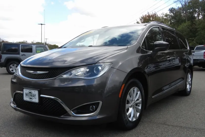 2018 Chrysler Pacifica Touring L photo 1