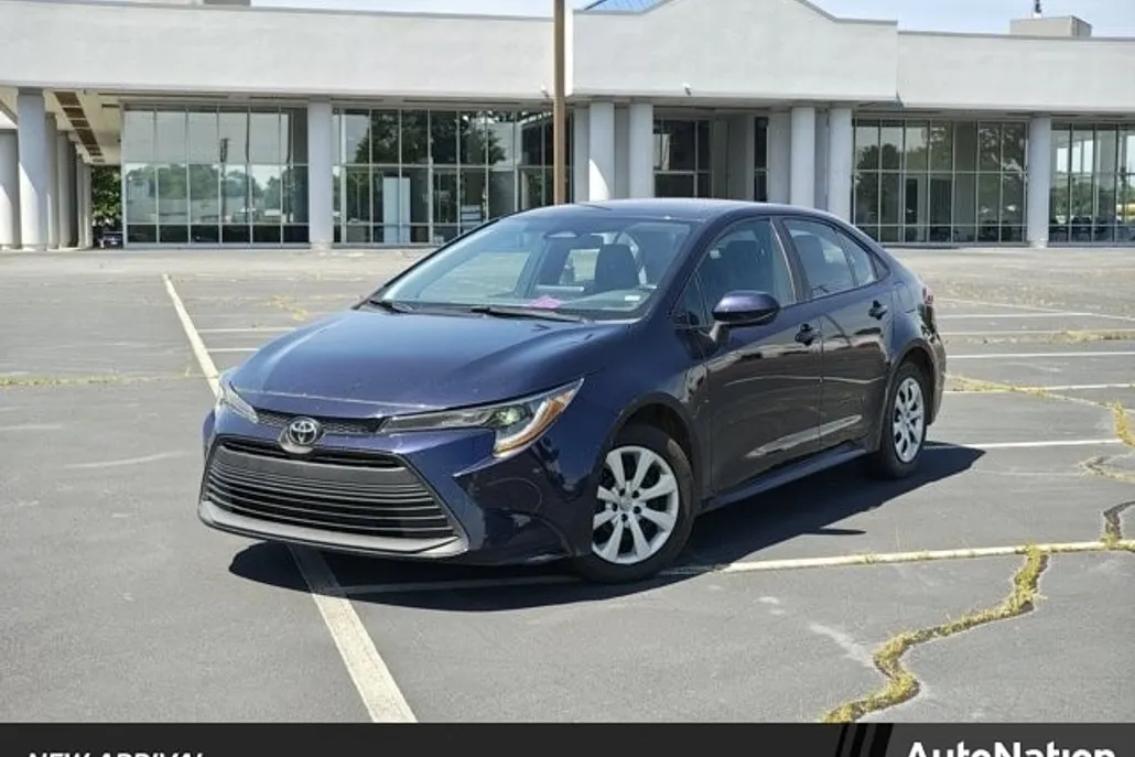 2024 Toyota Corolla LE photo 1