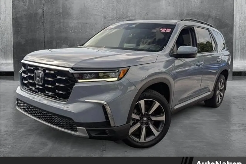 2025 Honda Pilot Touring photo 1