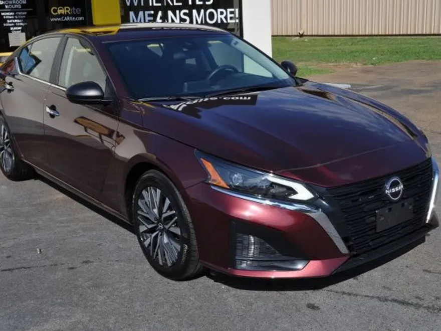 2024 Nissan Altima 2.5 SV photo 1