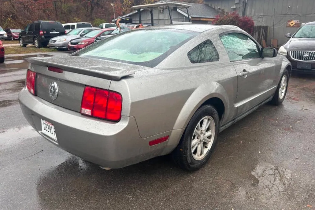 2008 Ford Mustang V6 Deluxe photo 1