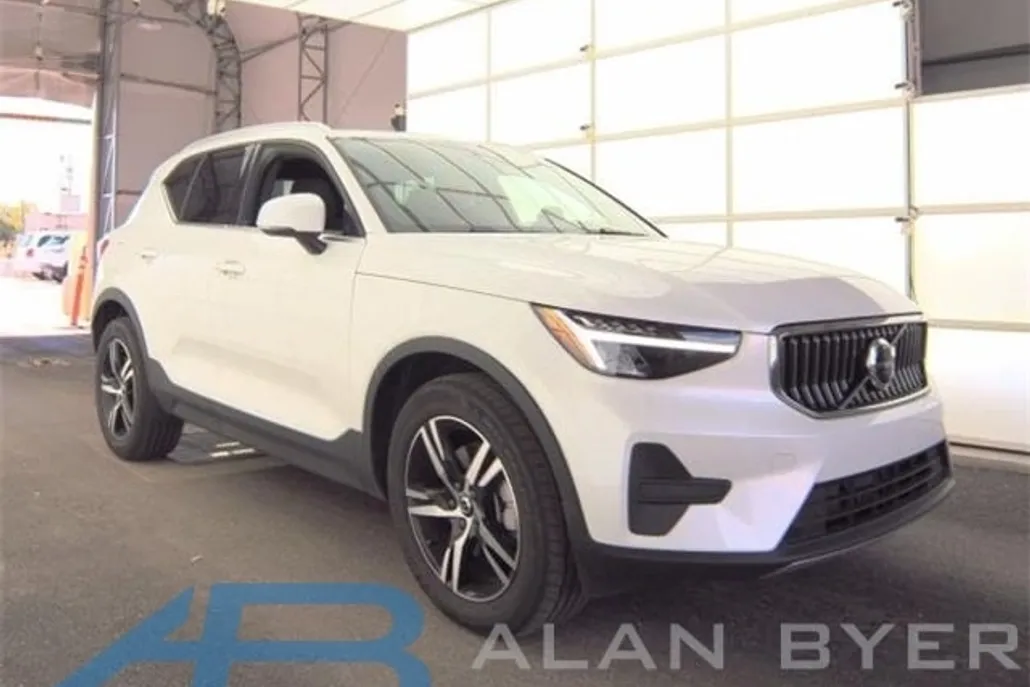 2025 Volvo XC40 Core photo 1