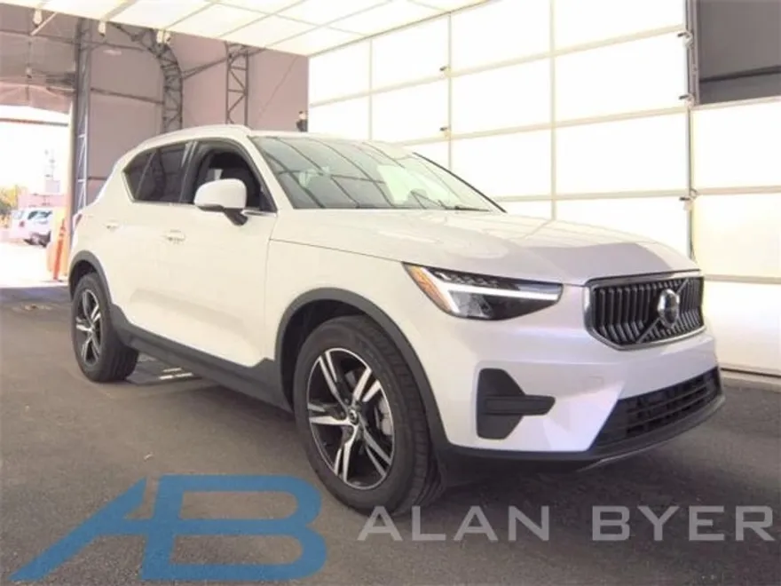 2025 Volvo XC40 Core photo 1