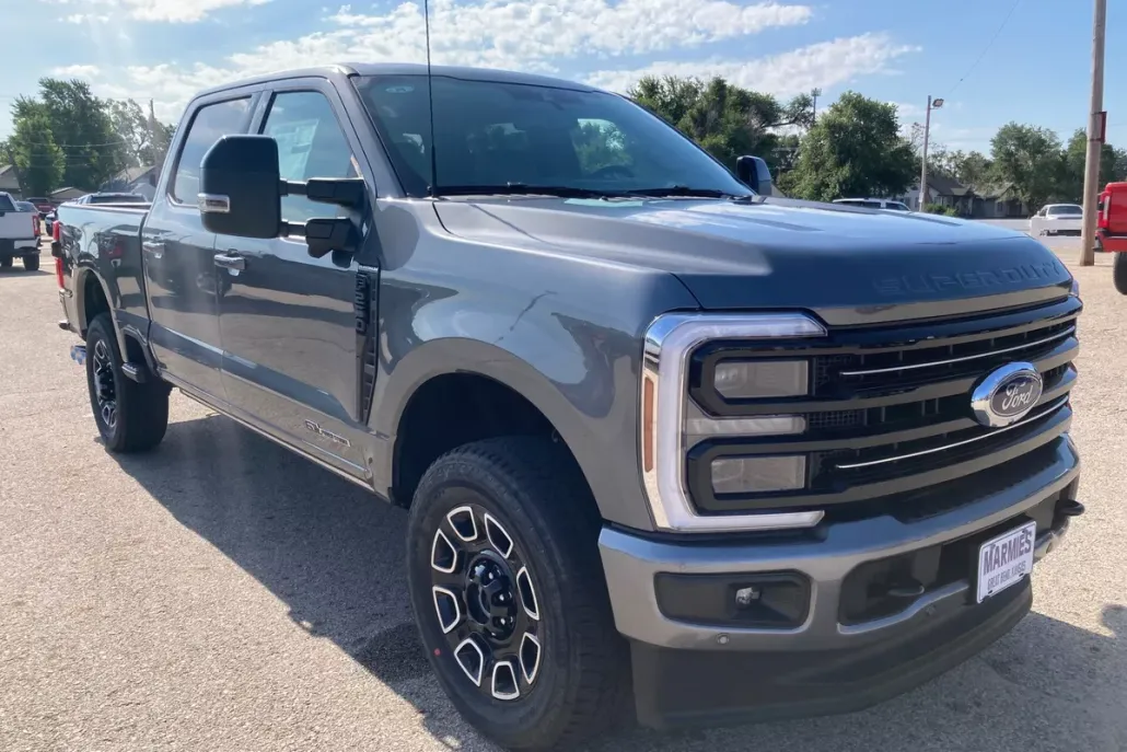 2025 Ford F-250 Platinum photo 1