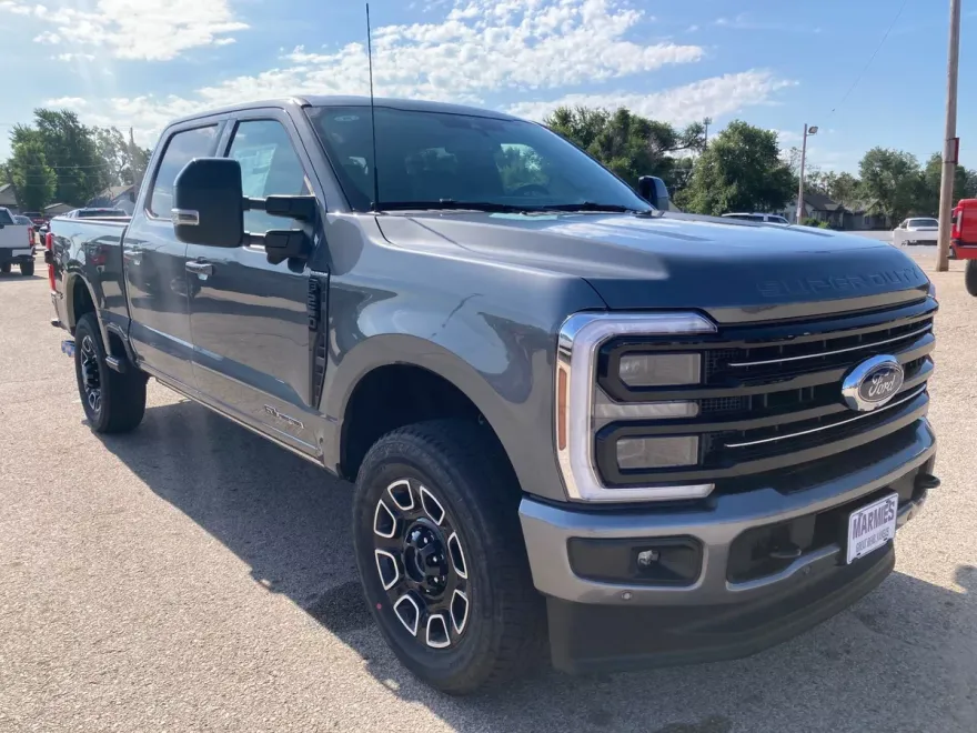 2025 Ford F-250 Platinum photo 1