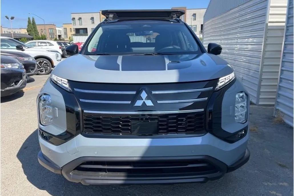 2025 Mitsubishi Outlander SE photo 1