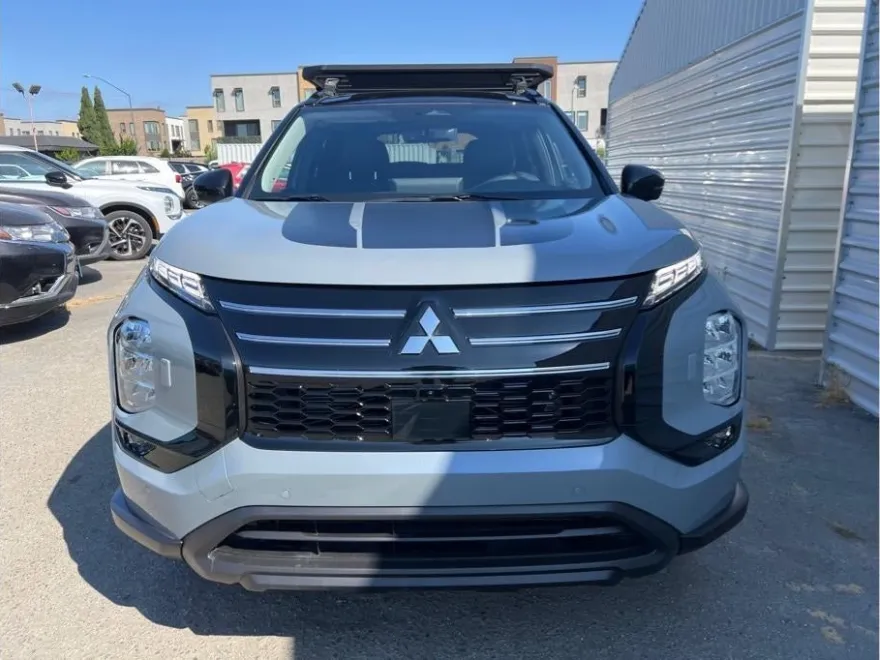 2025 Mitsubishi Outlander SE photo 1