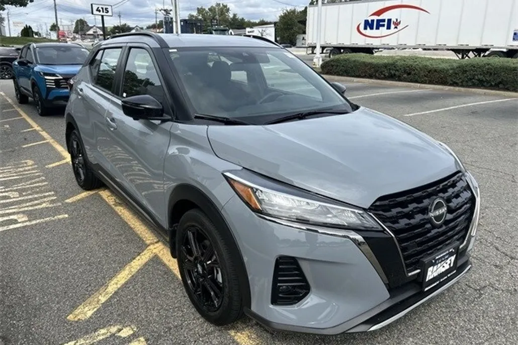 2024 Nissan Kicks SR photo 1