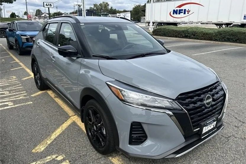2024 Nissan Kicks SR photo 1